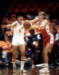 Alison Lang du Canada (droite) participe au basketball fminin aux Jeux olympiques de Los Angeles de 1984. (Photo PC/AOC)