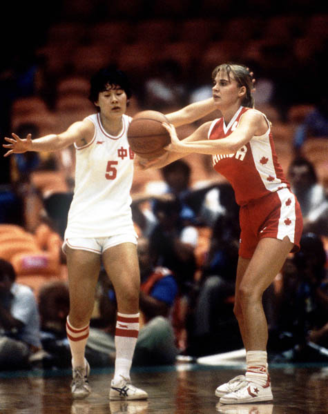 Misty Thomas du Canada (droite) effectue une passe au basketball fminin aux Jeux olympiques de Los Angeles de 1984. (Photo PC/AOC)