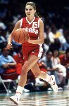 Alison Lang du Canada (droite) participe au basketball fminin aux Jeux olympiques de Los Angeles de 1984. (Photo PC/AOC)