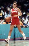 Alison Lang du Canada (droite) participe au basketball fminin aux Jeux olympiques de Los Angeles de 1984. (Photo PC/AOC)