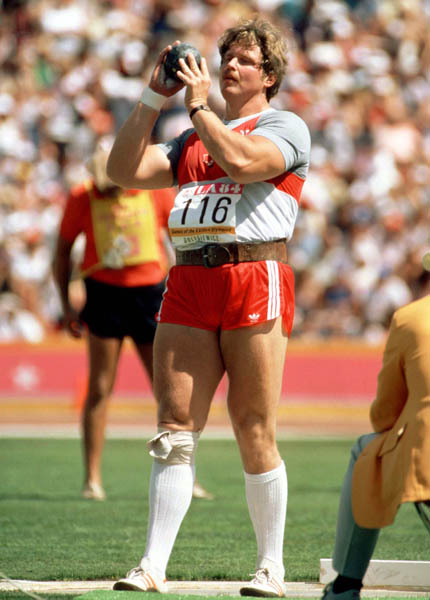 Canada's Bishop Dolegiewicz competes in tyhe shotput event at the 1984 Olympic games in Los Angeles. (CP PHOTO/ COA/JM)