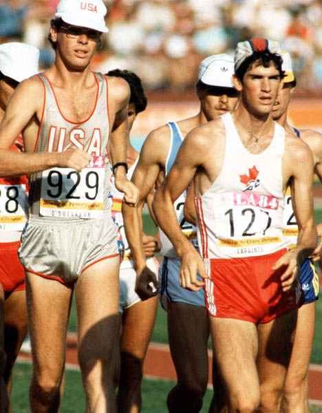 Franois Lapointe du Canada (droite) participe  une preuve de marche olympique aux Jeux olympiques de Los Angeles de 1984. (Photo PC/AOC)