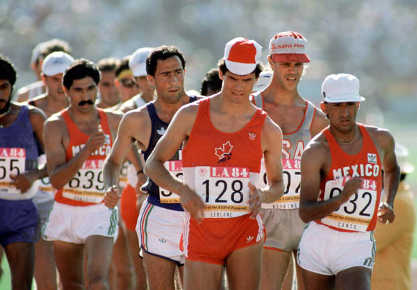 Guillaume Leblanc (128) du Canada participe  une preuve de marche olympique aux Jeux olympiques de Los Angeles de 1984. (PC Photo/AOC)