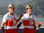 Silken Laumann du Canada clbre sa mdaille d'argent en aviron aux Jeux olympiques d'Atlanta de 1996. (PC-Photo/AOC)