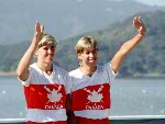Les soeurs Daniele (gauche) et Silken Laumann du Canada clbrent aprs avoir remport une mdaille de bronze au deux d'aviron fminin aux Jeux olympiques de Los Angeles de 1984. (Photo PC/AOC)