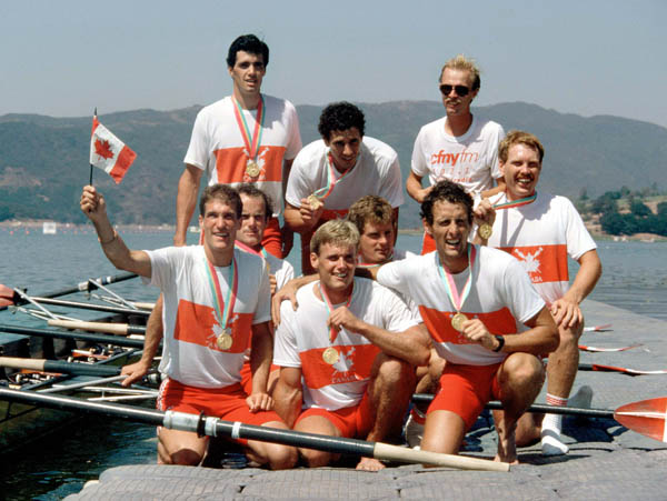 L'quipe du huit d'aviron masculin du Canada clbre aprs avoir remport une mdaille d'or aux Jeux olympiques de Los Angeles de 1984. (Photo PC/AOC)