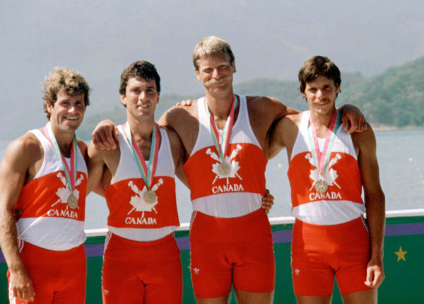 L'quipe quatre en pointe sans barreur masculin du Canada clbre aprs avoir remport une mdaille d'argent aux Jeux olympiques de Los Angeles de 1984. (Photo PC/AOC)