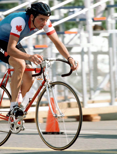 Louis Garneau du Canada participe  une preuve de cyclisme sur route aux Jeux olympiques de Los Angeles de 1984. (Photo PC/AOC)
