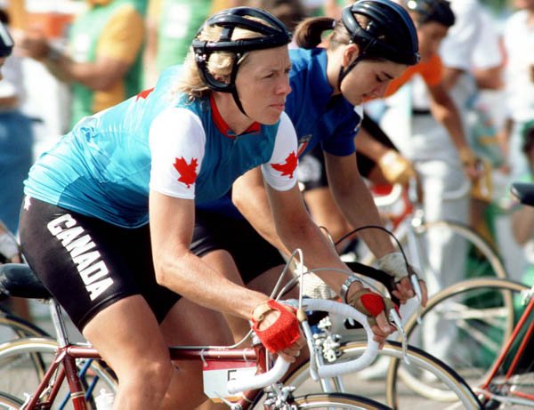 Karen Strong Hearth du Canada participe  une preuve de cyclisme sur route aux Jeux olympiques de Los Angeles de 1984. (Photo PC/AOC)