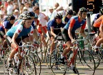 La cycliste Tanya Dubnicoff du Canada participe  la course aux points aux Jeux olympiques de Atlanta 1996. (PC Photo/AOC)