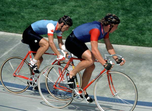 Alex Stieda du Canada (gauche) participe  une preuve de cyclisme sur piste aux Jeux olympiques de Los Angeles de 1984. (Photo PC/AOC)