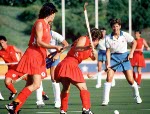Laurie Lambert et Shelly Andrews du Canada participent au hockey sur gazon aux Jeux olympiques de Los Angeles de 1984. (Photo PC/AOC)