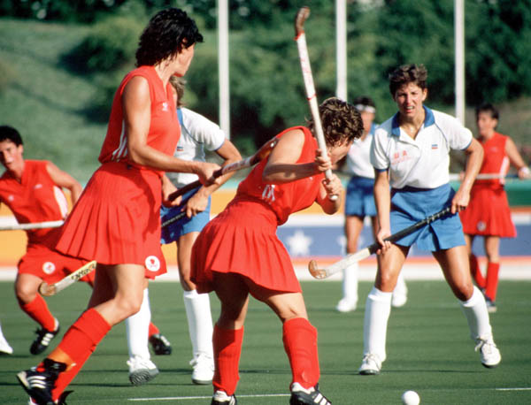Shelly Andrews et Laurie Lambert du Canada (rouge) participent au hockey sur gazon aux Jeux olympiques de Los Angeles de 1984. (Photo PC/AOC)