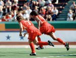 Laurie Lambert et Shelly Andrews du Canada participent au hockey sur gazon aux Jeux olympiques de Los Angeles de 1984. (Photo PC/AOC)