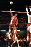 Garth Pischke du Canada (gauche) participe au volleyball masculin aux Jeux olympiques de Los Angeles de 1984. (Photo PC/AOC)