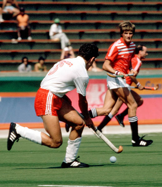 Rob Smith (devant) du Canada participe au volleyball masculin aux Jeux olympiques de Los Angeles de 1984. (Photo PC/AOC)