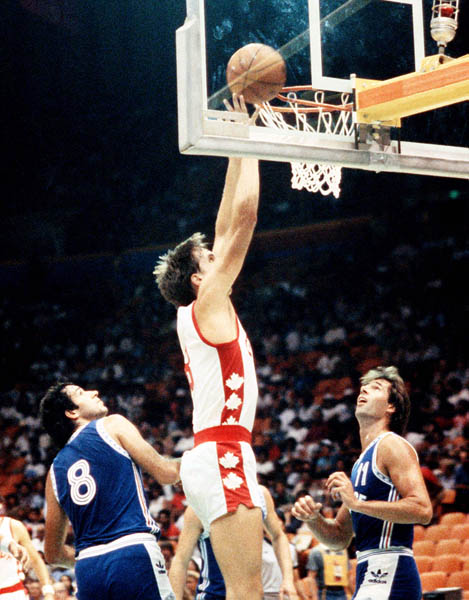 Canada's Gerald Kazanowski (centre) plays basketball at the 1984 Olympic Games in Los Angeles. (CP PHOTO/COA/J. Merrithew)