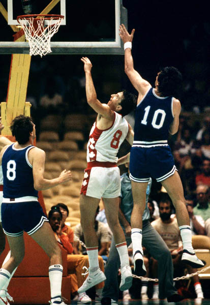 Canada's Gerald Kazanowski (centre) plays basketball at the 1984 Olympic Games in Los Angeles. (CP PHOTO/COA/J. Merrithew)