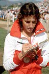 Alexandra Barr du Canada signe un autographe lors des Jeux olympiques de Los Angeles de 1984. (PC Photo/AOC)