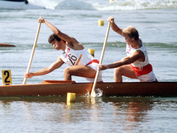 Eric Smith (gauche) et Steve Botting du Canada participent en cano aux Jeux olympiques de Los Angeles de 1984. (PC Photo/AOC)