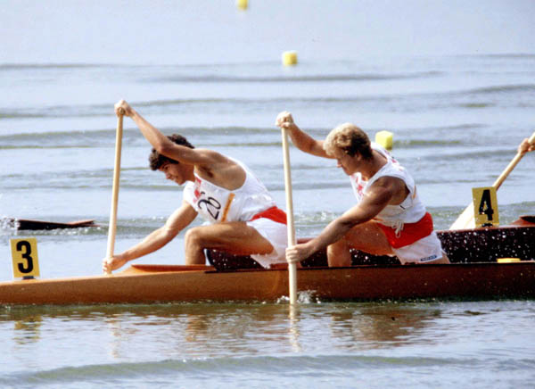 Eric Smith (gauche) et Steve Botting du Canada participent en cano aux Jeux olympiques de Los Angeles de 1984. (PC Photo/AOC)