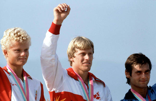 Larry Cain du Canada (centre) clbre aprs avoir remport une mdaille d'or en cano aux Jeux olympiques de Los Angeles de 1984. (Photo PC/AOC)