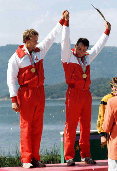 Hugh Fisher (gauche) et Alwyn Morris du Canada clbrent aprs avoir remport une mdaille d'or en kayak aux Jeux olympiques de Los Angeles de 1984. (Photo PC/AOC)