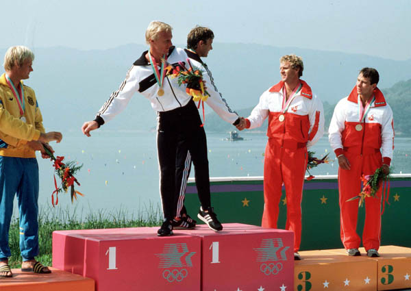 Hugh Fisher (deuxime de la droite) et Alwyn Morris (droite) du Canada clbrent aprs avoir remport une mdaille de bronze en kayak aux Jeux olympiques de Los Angeles de 1984. (Photo PC/AOC)
