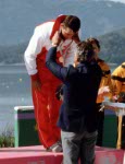 Centre, Hugh Fisher et Alwyn Morris du Canada clbrent aprs avoir remport une mdaille d'or en kayak aux Jeux olympiques de Los Angeles de 1984. (Photo PC/AOC)