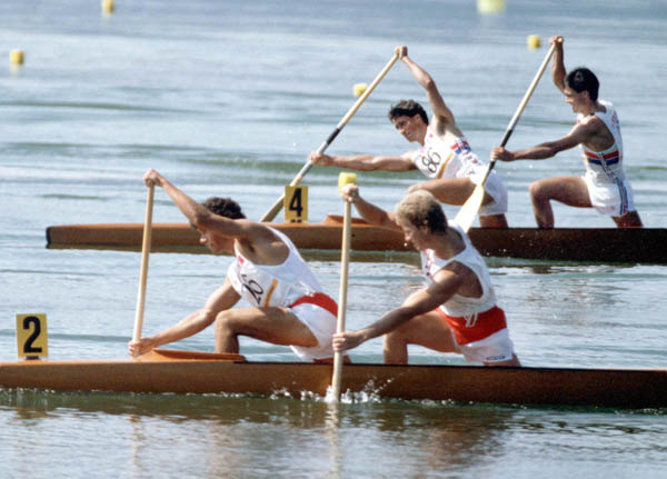 Eric Smith et Steve Botting (2) du Canada participent  une preuve ce cano aux Jeux olympiques de Los Angeles de 1984. (PC Photo/AOC)