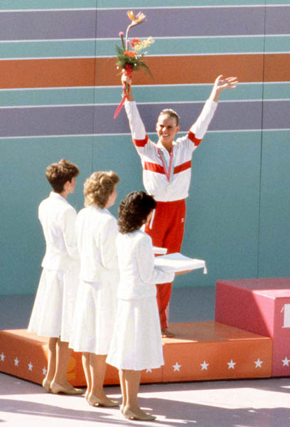 Carolyn Waldo du Canada clbre aprs avoir remport une mdaille d'argent en nage synchronise aux Jeux olympiques de Los Angeles de 1984. (Photo PC/AOC)
