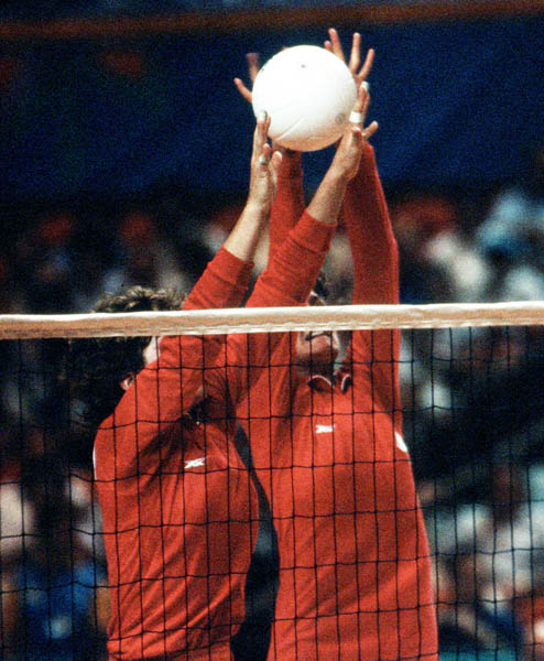 Joyce Gamborg (gauche) et Lise Martin du Canada participent au volleyball aux Jeux olympiques de Los Angeles de 1984. (Photo PC/AOC)