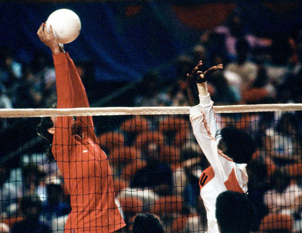 Joyce Gamborg du Canada (gauche) participe au volleyball aux Jeux olympiques de Los Angeles de 1984. (Photo PC/AOC)