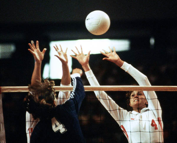 Joyce Gamborg (droite) du Canada participe au volleyball aux Jeux olympiques de Los Angeles de 1984. (Photo PC/AOC)
