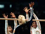 Monica Hitchcock (gauche) et Dianne Ratnik (1) du Canada participent au volleyball aux Jeux olympiques de Los Angeles de 1984. (Photo PC/AOC)
