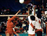 Jose Lebel du Canada (gauche) participe au volleyball aux Jeux olympiques de Los Angeles de 1984. (Photo PC/AOC)
