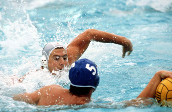 Bill Meyer du Canada (blanc) participe au waterpolo aux Jeux olympiques de Los Angeles de 1984. (Photo PC/AOC)