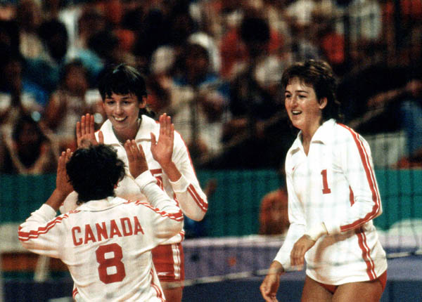 Dianne Ratnik (1), Rachel Beliveau (8) et Audrey Vandervelden (5) du Canada participe au volleyball aux Jeux olympiques de Los Angeles de 1984. (PC Photo/AOC)