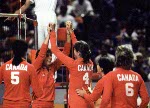 Tracy Mills du Canada (droite) participe au volleyball aux Jeux olympiques de Los Angeles de 1984. (Photo PC/AOC)