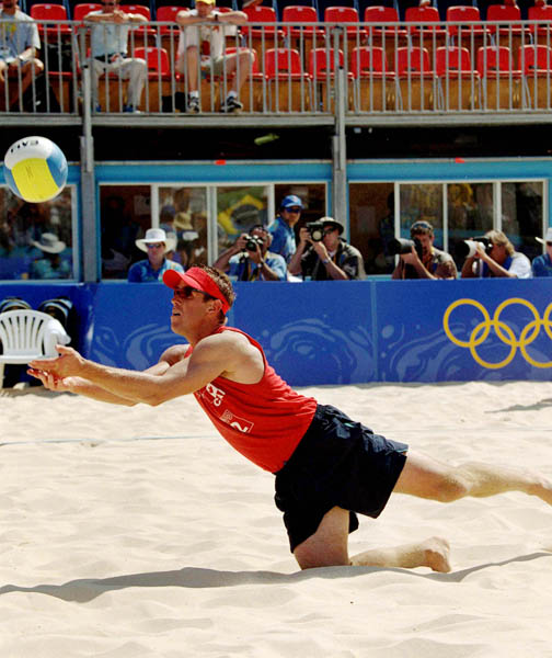 Mark Heese du Canada plonge vers le ballon lors du match de volleyball de plage aux Jeux olympiques de Sydney de 2000. (Photo PC/ AOC)