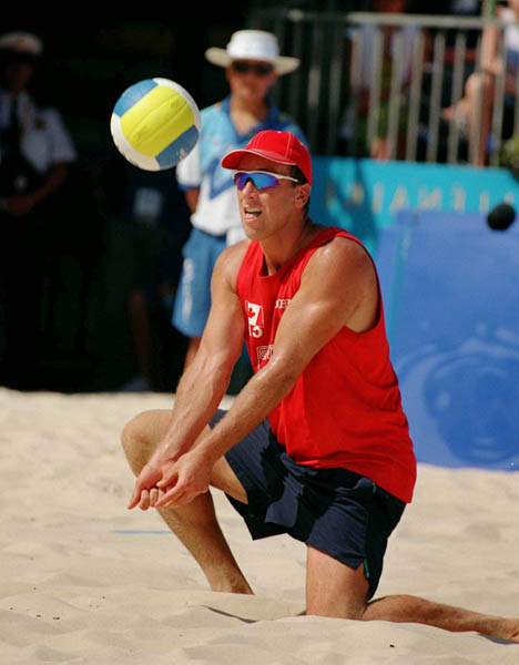 John Child du Canada participe  un tournoi de volleyball de plage aux Jeux olympiques de Sydney de 2000. (Photo PC/ AOC)