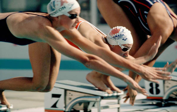 Michelle MacPherson (centre) du Canada participe  une preuve de natation aux Jeux olympiques de Los Angeles de 1984. (Photo PC/AOC)