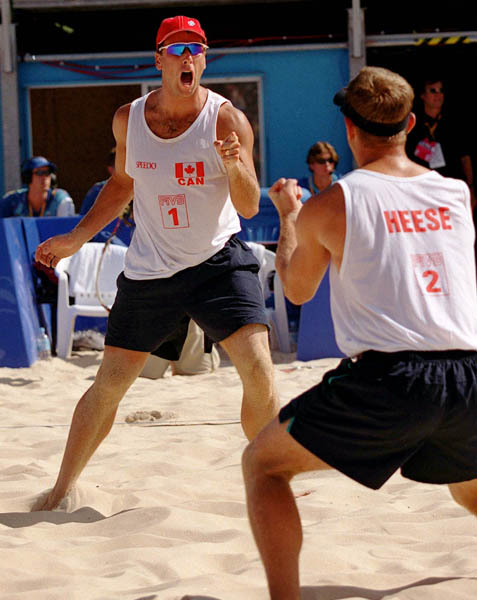 Mark Heese et John Child du Canada clbrent un point marqu lors du tournoi de volleyball de plage aux Jeux olympiques de Sydney de 2000. (Photo PC/ AOC)