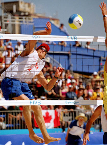 Conrad Leinemann du Canada en action lors d'un match de volleyball de plage aux Jeux olympiques de Sydney de 2000. (Photo PC/ AOC)