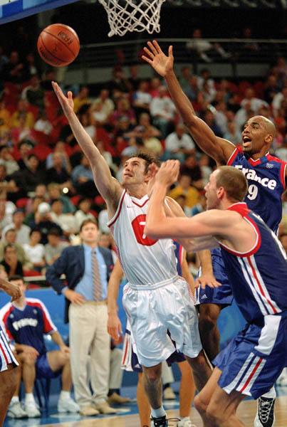 Canada's Steve Nash (7) tries for a lay-up during basketball action at the 2000 Sydney Olympic Games. (CP Photo/ COA)