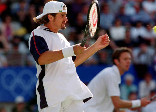 Sbastien Lareau ( gauche) et Daniel Nestor du Canada participent  l'preuve de tennis en double aux Jeux olympiques de Sydney de 2000. (Photo PC/ AOC)