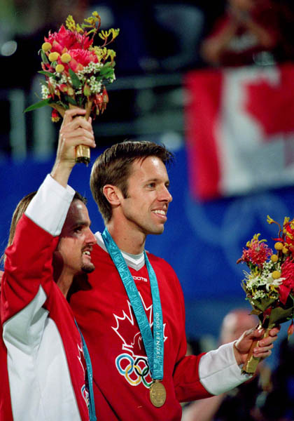 Sbastien Lareau ( gauche) et Daniel Nestor du Canada clbrent aprs avoir remport la mdaille d'or au tennis en double lors des Jeux olympiques de Sydney de 2000. (Photo PC/ AOC)