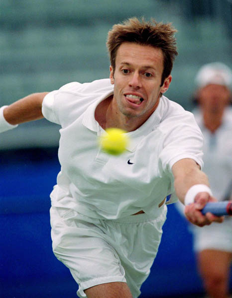 Daniel Nestor du Canada participe  une preuve de tennis aux Jeux olympiques de Sydney de 2000. (Photo PC/ AOC)