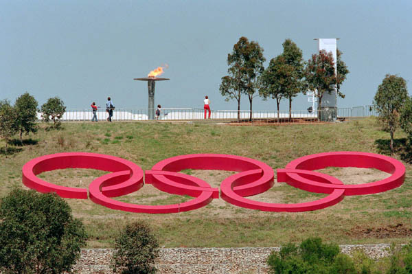 The Olympic flame and Rings are seen at the 2000 Sydney OIympic Games. (CP Photo/COA)