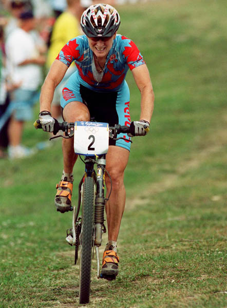 Alison Sydor du Canada participe  une preuve de vlo de montagne aux Jeux olympiques de Sydney de 2000. (Photo PC/ AOC)